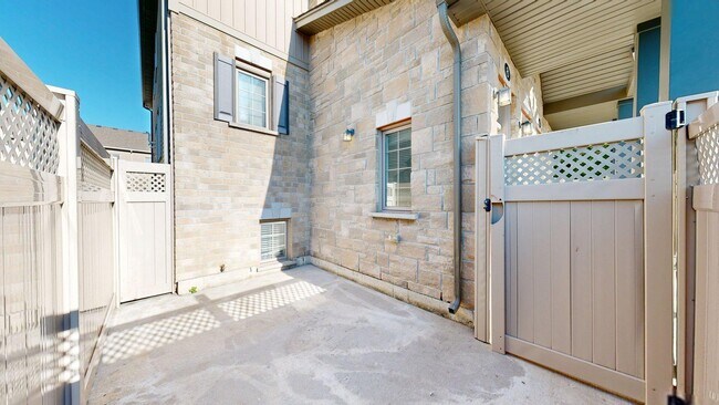 Photo du bâtiment - UNIT 8-3200 SINGLETON AVE-LOWER UNIT