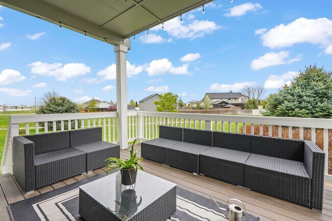 Building Photo - STUNNING 3bd/2ba Custom Home w/3 Car Garage on a Huge Lot!