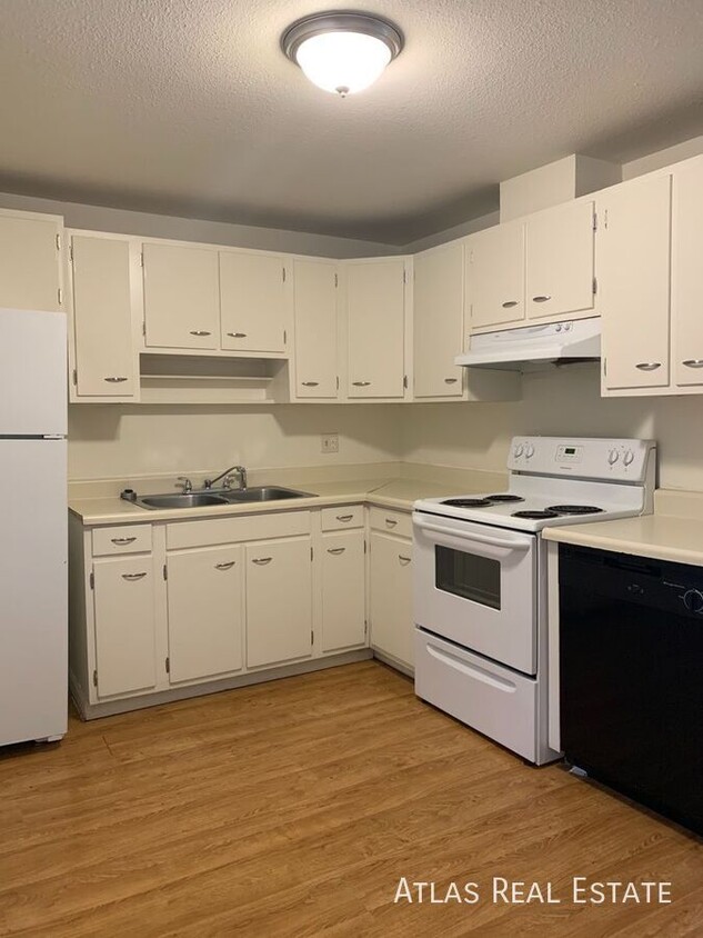 Primary Photo - Newly Renovated 4-Plex Unit!! Walk to Spro...