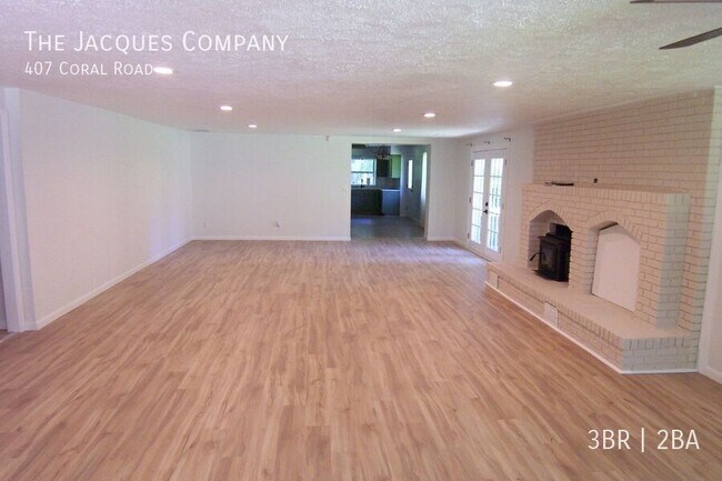 Foto del edificio - 407 Coral Rd