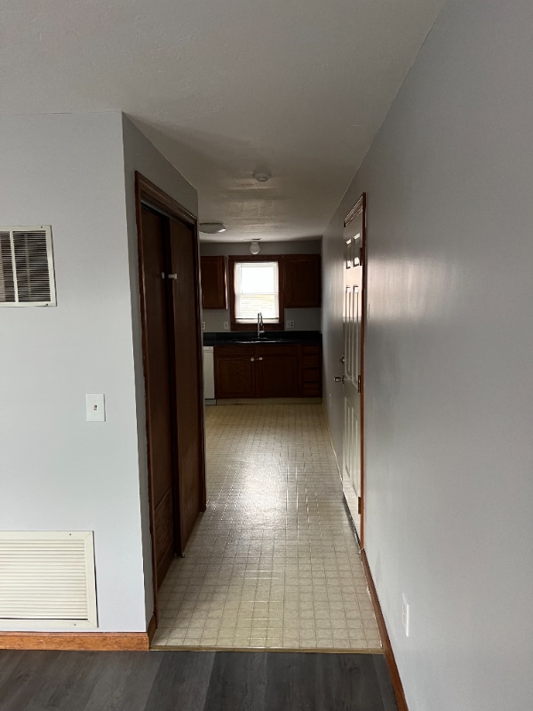 Foto del edificio - 12 S Main St