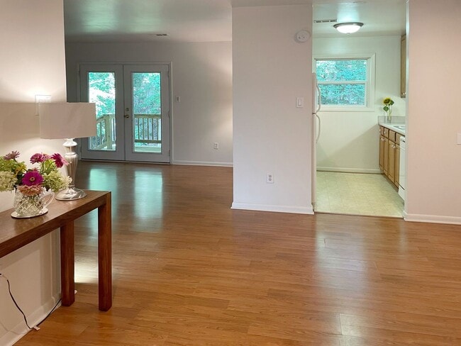 Building Photo - Charming 2 bedroom 1 bath condo! Available...