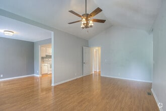 Building Photo - 104 Doral Ct