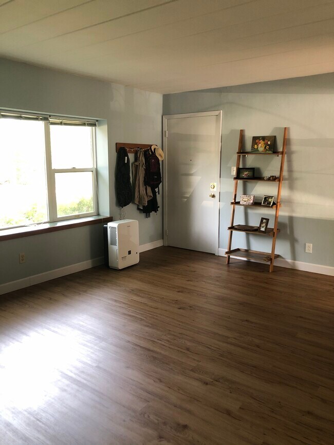 2nd entrance into living room - 31 Sherman Ter