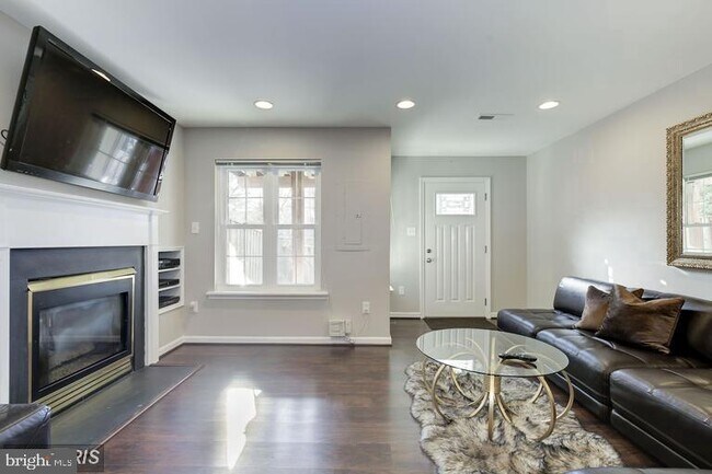 Building Photo - 45084 University Dr
