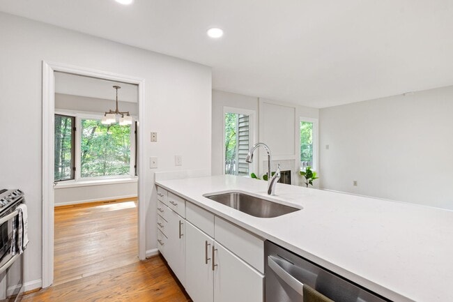Building Photo - Stunning 2 bed, 2.5 bath townhome in Five ...