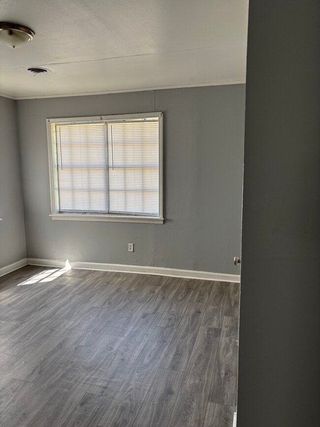 Building Photo - 709 Cecelia Ave