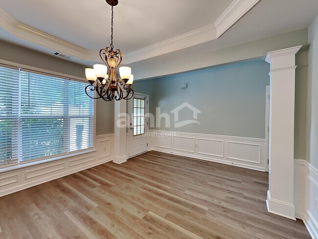 Building Photo - 811 Greenwood Crossing
