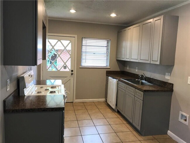 Building Photo - 1230 Arrowhead Dr