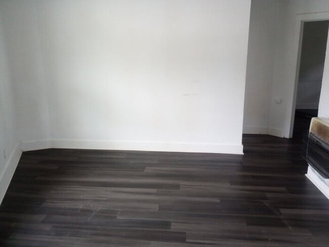 Building Photo - 2 Bedroom 1 Bathroom