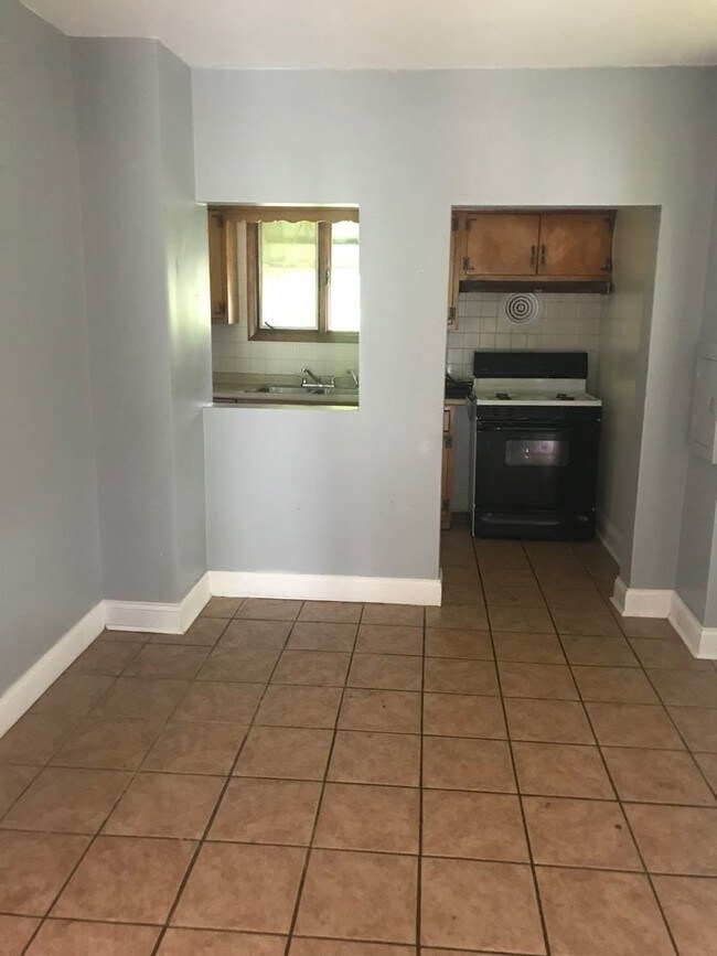 Building Photo - 3 br, 1 bath House - 1115 Bond St