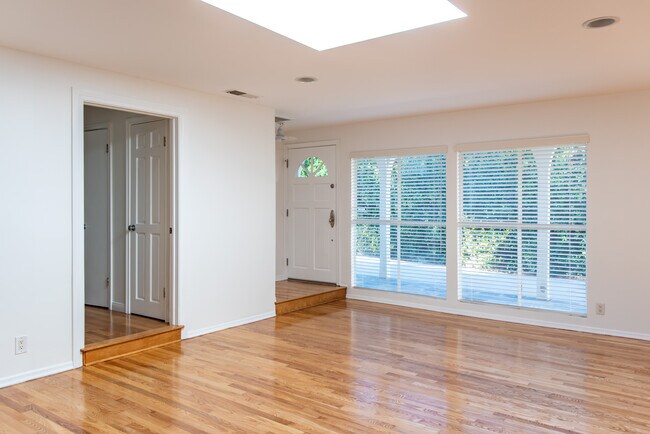 Foto del edificio - 15127 Valley Vista Blvd