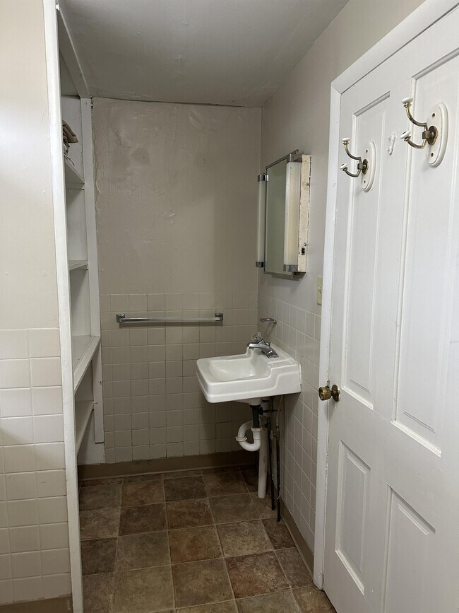 902 S Blackhawk Ave Unit 1, Freeport, IL 61032 Room for Rent in