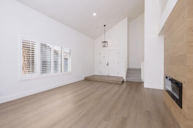 Building Photo - Fully remodeled home with pool in the Lakes