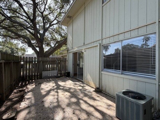 Building Photo - South Side Two Story Townhome