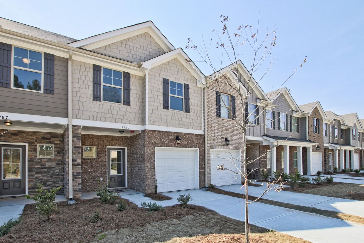 Foto principal - 3 Bed 2.5 Bath Townhome in Jonesboro! Gard...