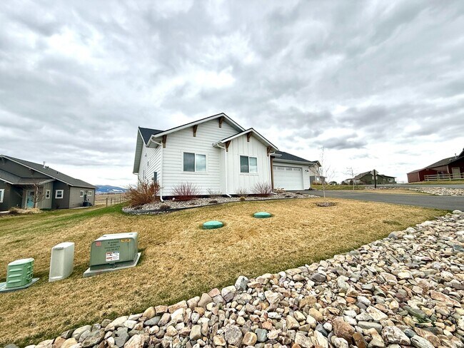 Foto del edificio - Stunning 4 Bed 3 Bath Single Family Home With Garage located Towards Canyon Ferry!