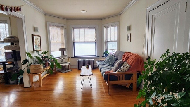 Building Photo - 1919 W Berteau Ave