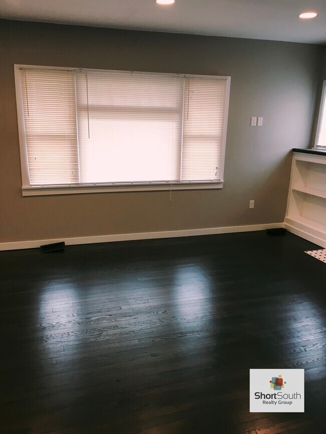 Foto del edificio - Main Floor Commercial Space For Lease on S...