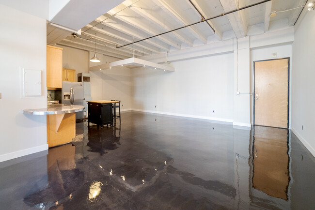 Foto del edificio - 312 W 5th St
