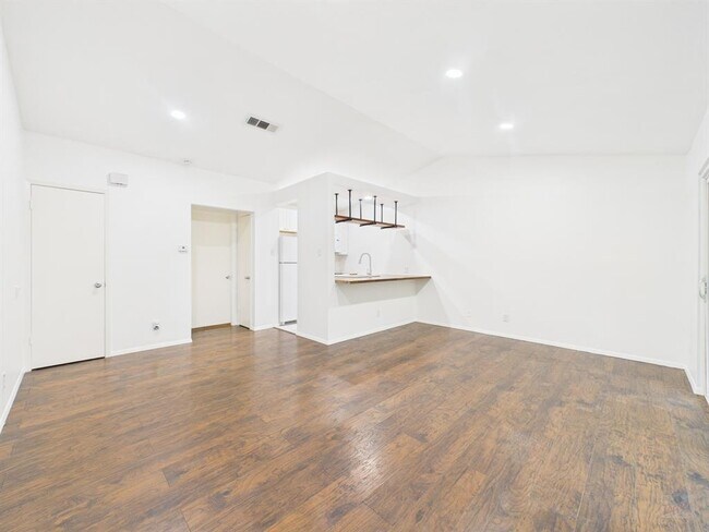 Foto del edificio - 1305 Hollow Creek Dr