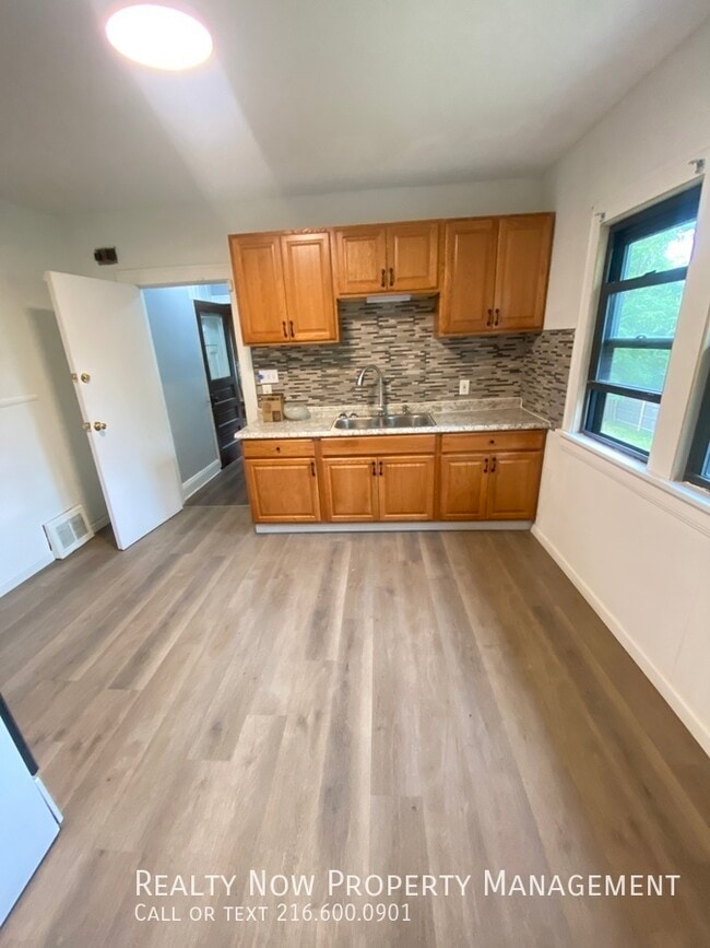 Building Photo - 9612 Lamontier Ave