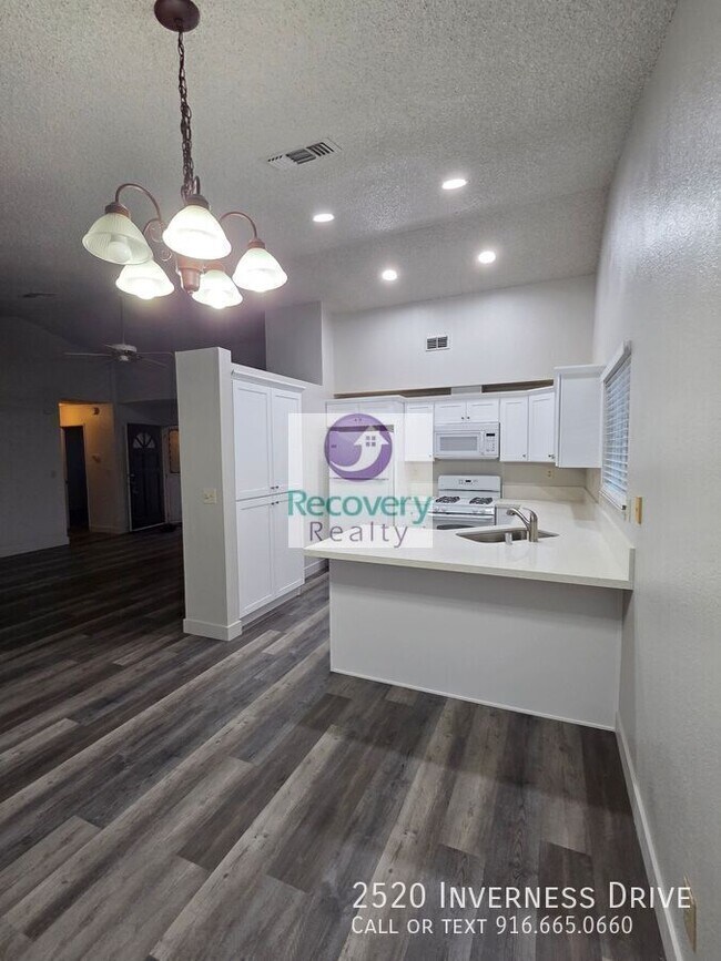 Foto del edificio - 2520 Inverness Dr