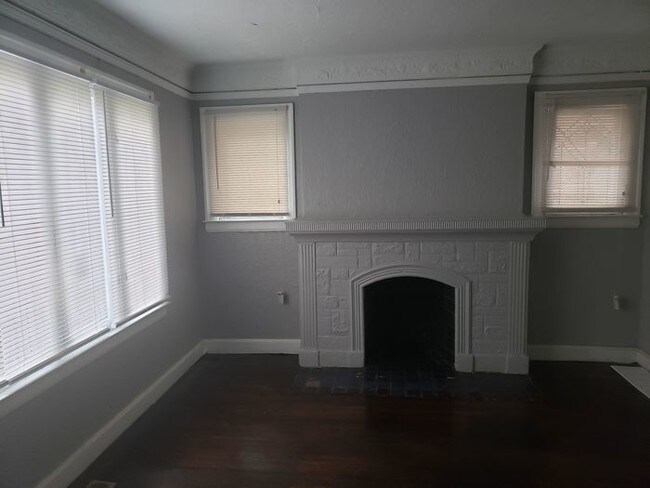 Building Photo - LOWER UNIT