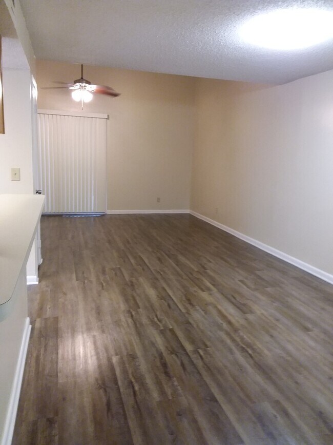 Foto del edificio - 2 bedroom 2 bath townhome near NAS Jax