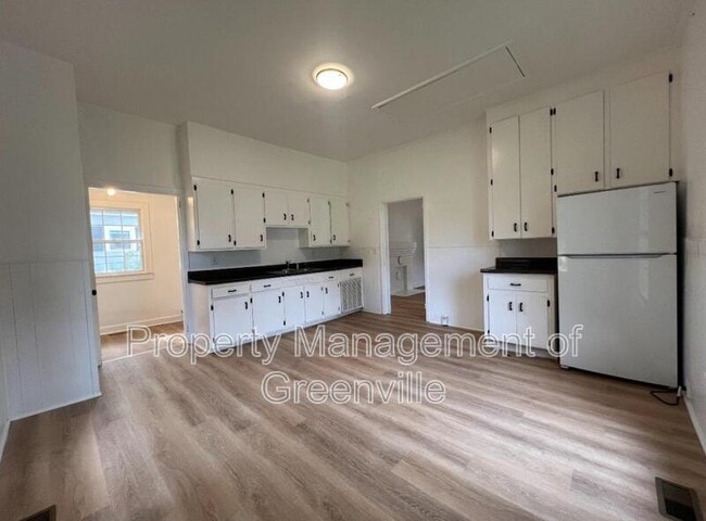 Building Photo - 17 Henry St