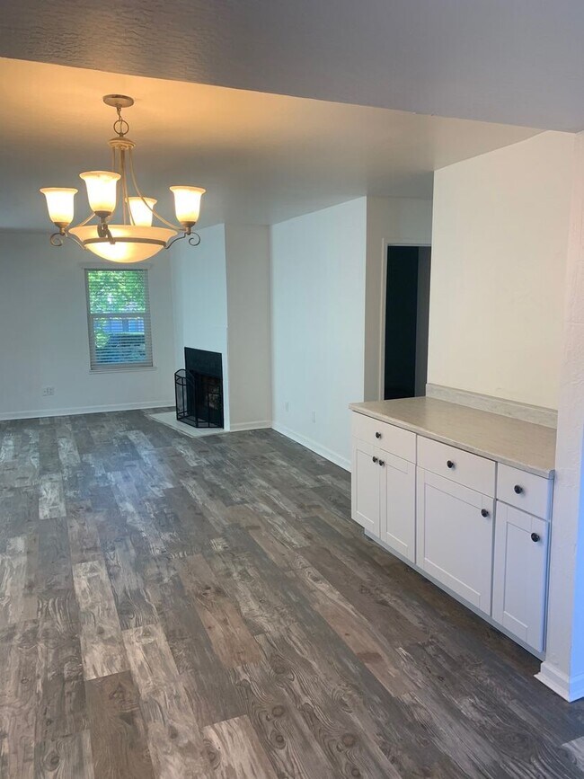 Building Photo - Recently Remodeled 2 bedroom 1 bathroom up...
