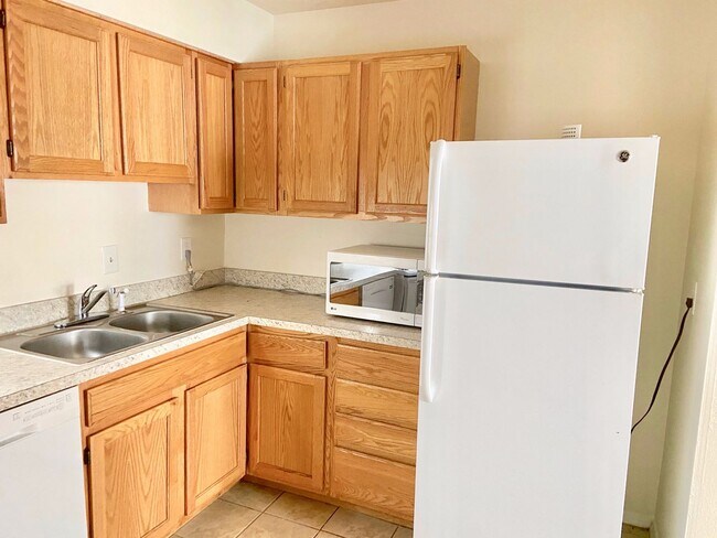 Foto del edificio - 2BD/1.5BA  Brick Townhouse  Washer/ Dryer Included!