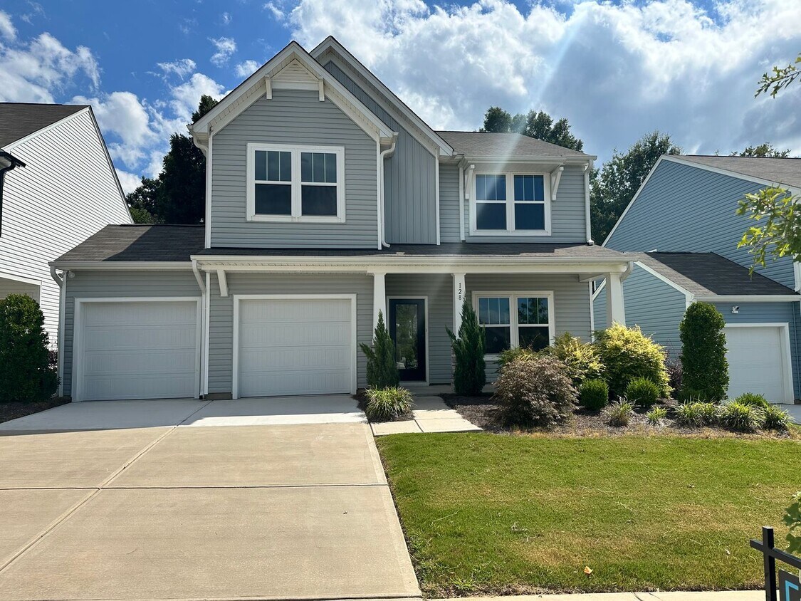 Foto principal - Brand New 5 Bedroom Model Home
