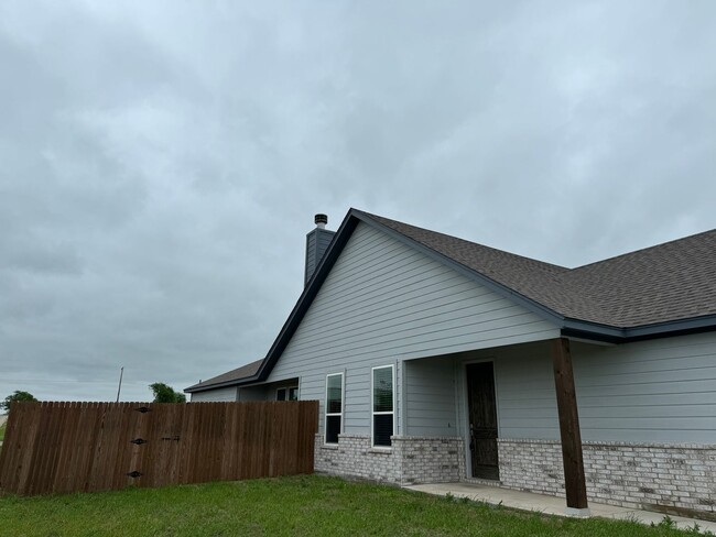 Building Photo - Large FENCED backyard - COZY HOME with fir...