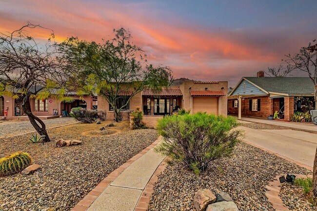 Foto del edificio - Timeless Historic Santa-Fe Style Home in F...