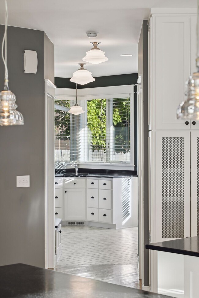 Lavamanos de hierro fundido con contadores de jabones y centro de carga USB en cubos/cajón. - 924 Eleanor Ave