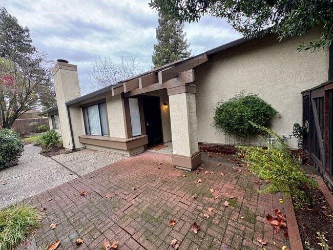 Building Photo - Updated 2bed/2full bath home in Pocket