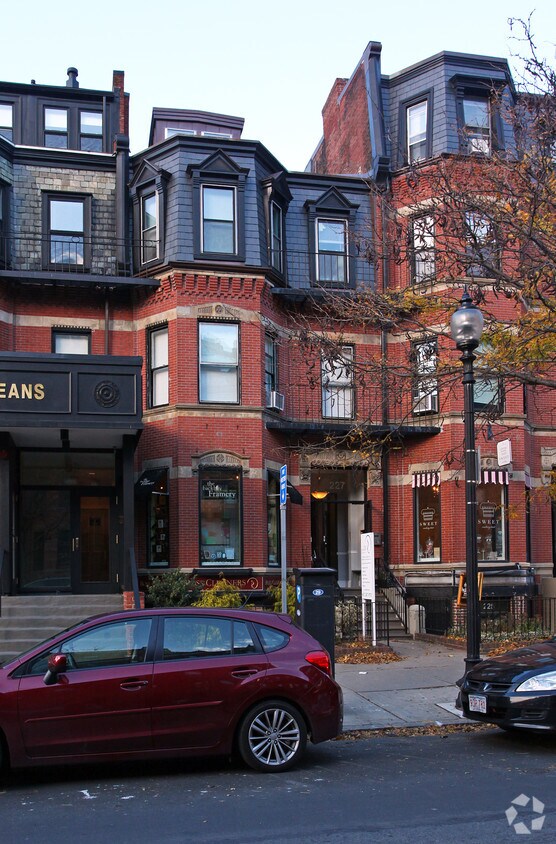 Foto principal - 227 Newbury St