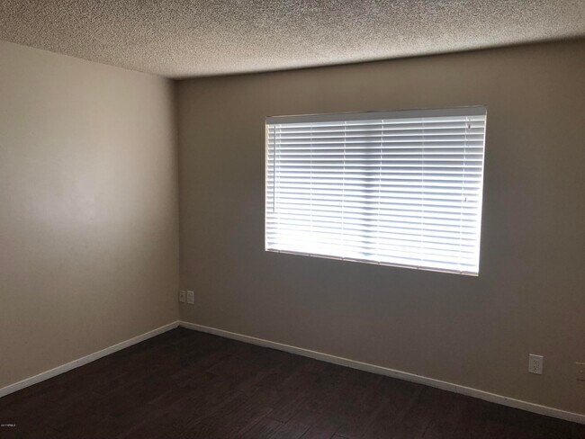 Foto del edificio - 8414 E Roosevelt St