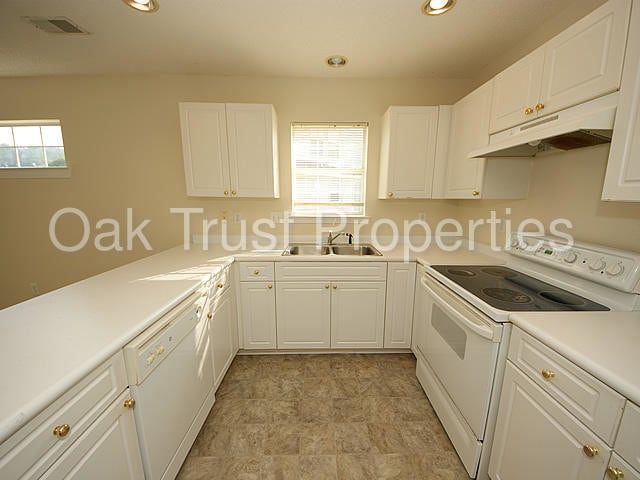 Building Photo - 9243 Ayscough Rd