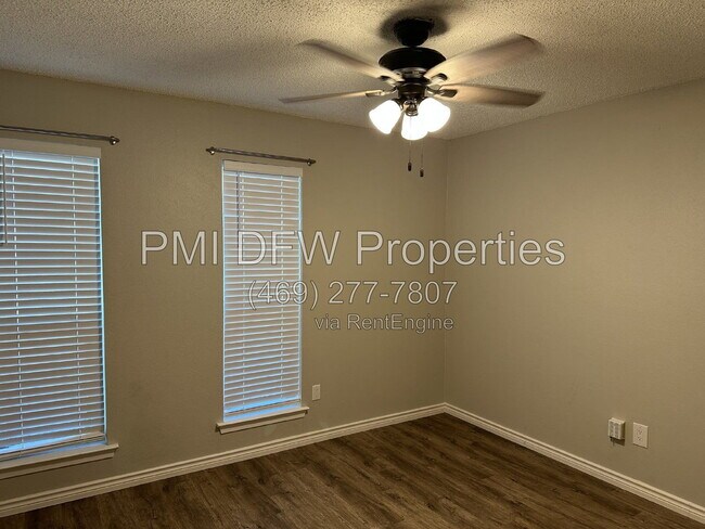 Building Photo - 2120 Blossom Ln