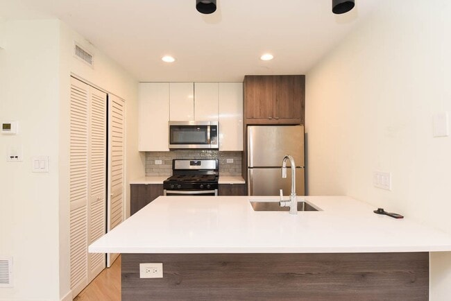 Building Photo - 959 W Grace St