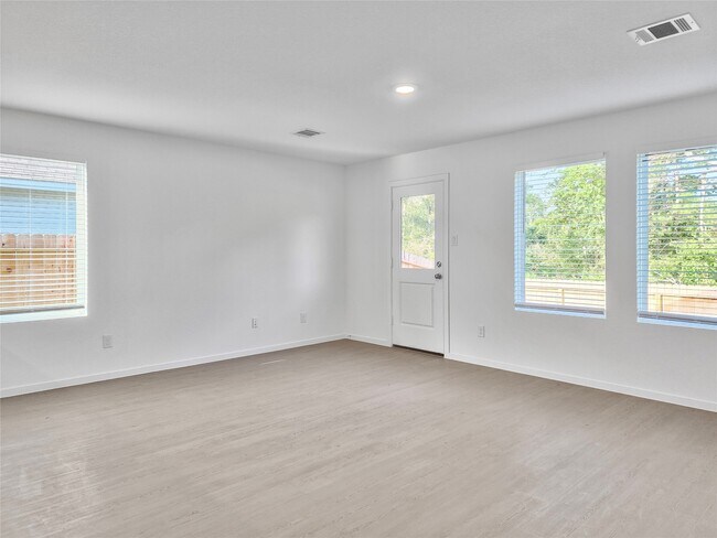 Foto del edificio - 25660 Rose Creek Dr
