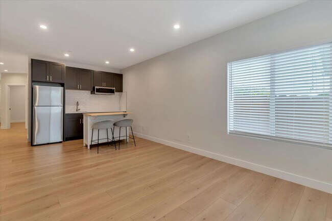 Foto del edificio - 734 Commercial Ave