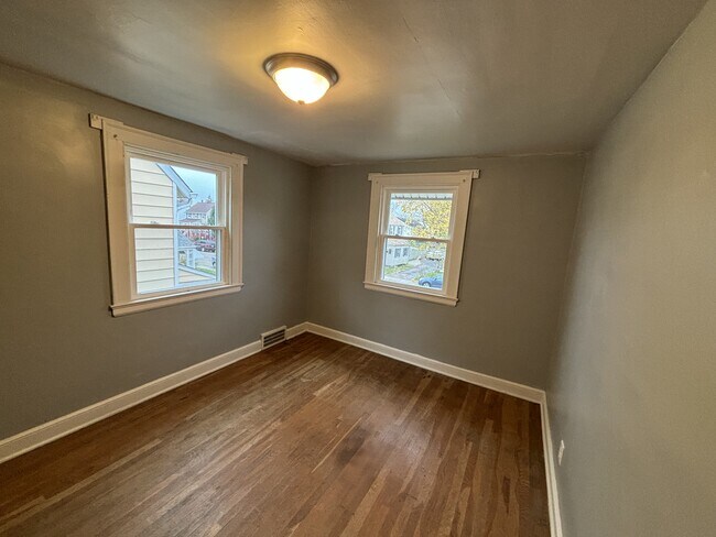 Building Photo - 1360 Roslyn Ave SW