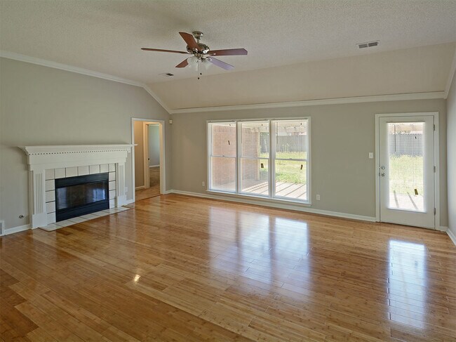 Foto del edificio - 3 Bedroom with BONUS room, 2 bathrooms. Ne...