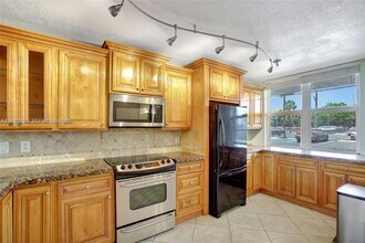 Building Photo - 250 Jacaranda Dr