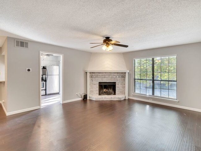 Foto del edificio - Stunning 2/2.5 Condo Near SMU!!