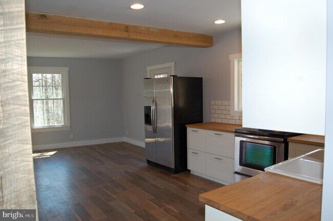 Building Photo - 132 Pinecrest Ln