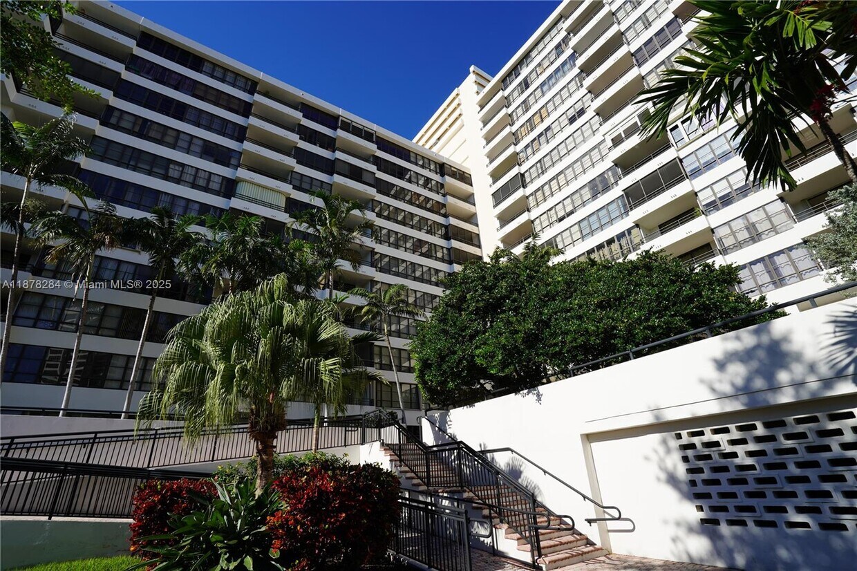 Foto principal - 2500 Parkview Dr